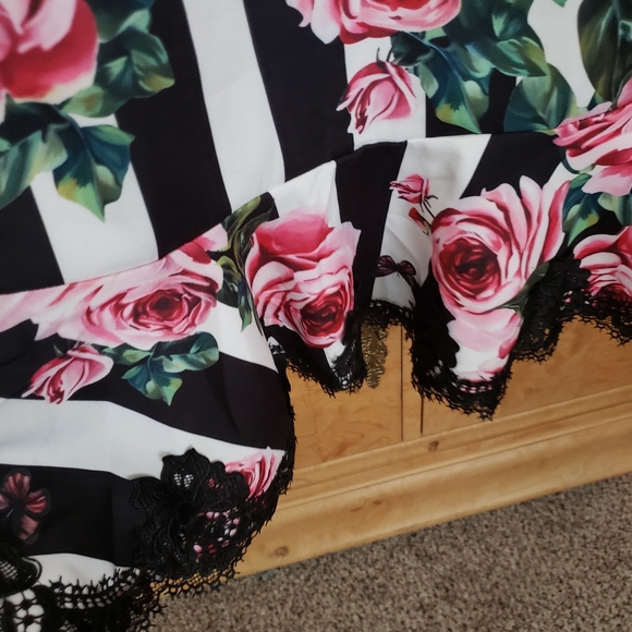 Stripe/Floral trumpet flare Dress. - Picture 3 of 4